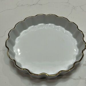 White porcelain quiche/tart dish with a gold rim. Microwave safe, 10” diameter